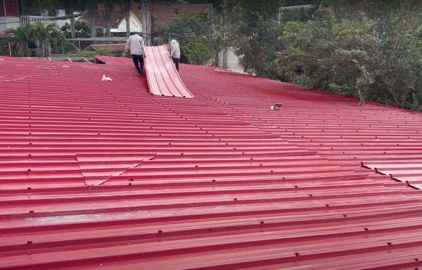 Vì sao vật liệu mái dễ bị bạc màu sau thời gian sử dụng?