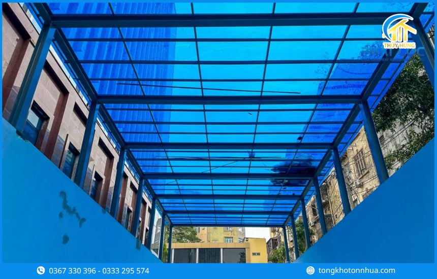 Những lưu ý quan trọng khi lắp đặt mái tôn nhựa ngoài trời