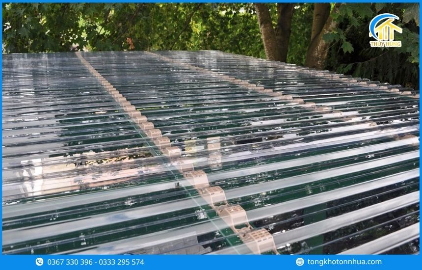 Ưu điểm của tôn nhựa Poly trong vật liệu lợp lấy sáng