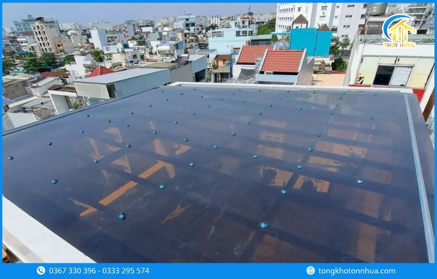 Vì sao mái che phát ra tiếng ồn lớn khi trời mưa?