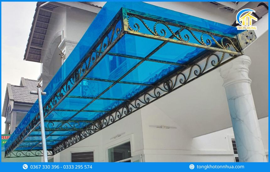Vì sao tôn nhựa Poly phù hợp cho nhà kính và khu trồng cây?